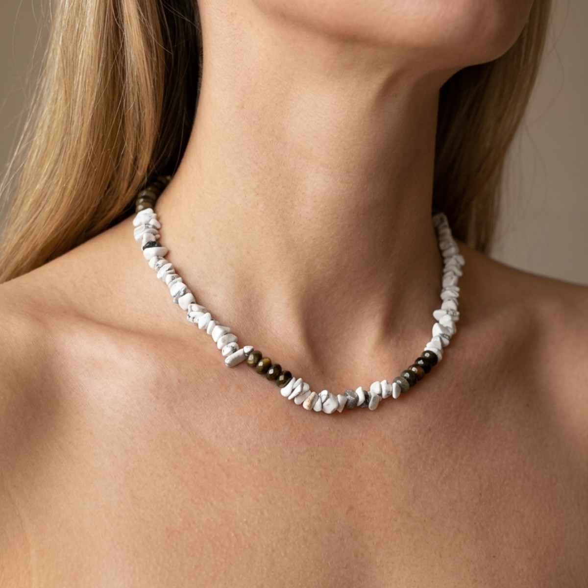 MON001_MOON NECKLACE_MODEL
