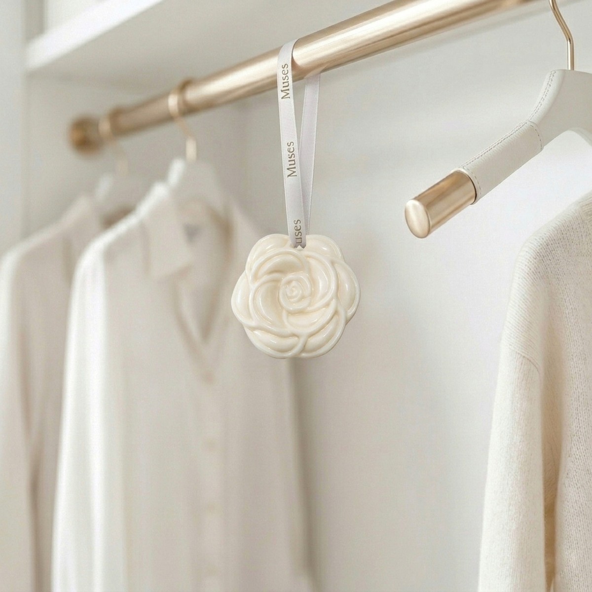 ROX001wh_ROSE HANGER_ROOM